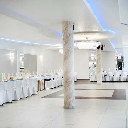 Pelikan Aleksandrów Łódzki Exteriör bild