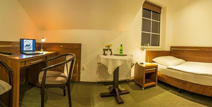 Pelikan Aleksandrów Łódzki Exteriör bild