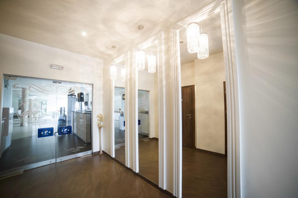 Pelikan Aleksandrów Łódzki Exteriör bild
